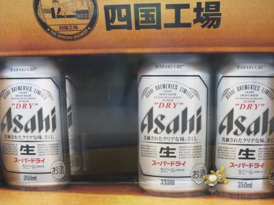 西日本最高峰石鎚山に登って来るクマ　まずはビールで乾杯