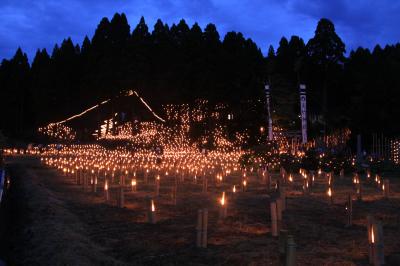 小さな集落の里山を竹灯篭が照らす、長田萬燈祭