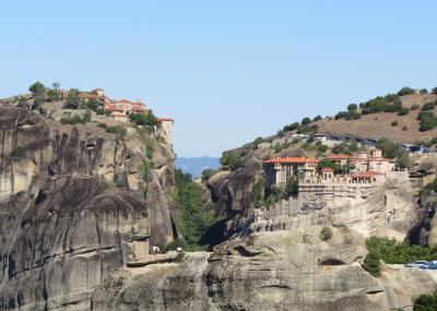 ギリシャの旅（３）・・奇岩群の頂上に修道院が建つメテオラを訪ねます。