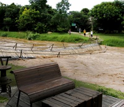 雨のパーイ、竹の橋が流れる増水。