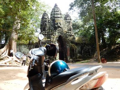 灼熱の大地カンボジアへ・その１１／レンタルバイクでアンコール遺跡を巡り、１キロバイクを押し、警察に捕まり、キム・ジョンウンの怒りのスコールに出会う