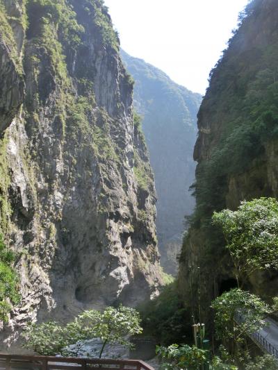 巨人が大きな斧で山を割ったようなタロコ渓谷　＜ ４日間で台湾を一周するパッケージツアー　2日目 その1 ＞