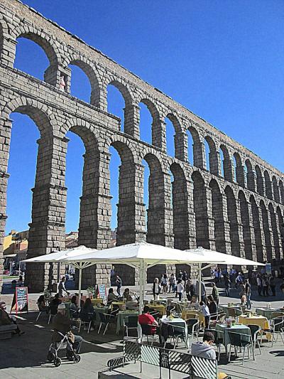 ローマの水道橋が横切る；スペインの街,　１