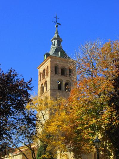 ローマの水道橋が横切る;スペインの街 2.