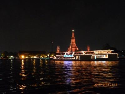 バンコク　チャオプラヤ川に浮かぶ「暁の寺」