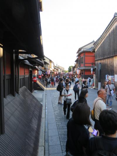 観光客に優しい建仁寺と花見小路―目立つ着物姿ー