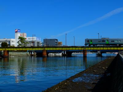 陽が昇って沖洲川(とくしま・おきのすがわ）を駆け行く