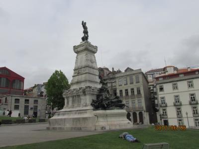 イベリア周遊の旅（４０）ポルト旧市街を歩き、エンリケ航海王碑前へ。