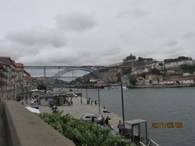 イベリア周遊の旅（４２）ドウロ川沿いを歩き、ドン・ルイス橋へ。