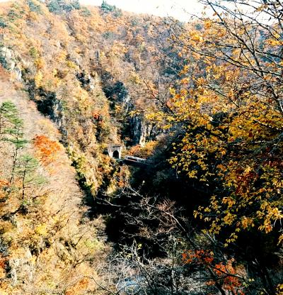 紅葉の鳴子温泉と伊達政宗騎馬像