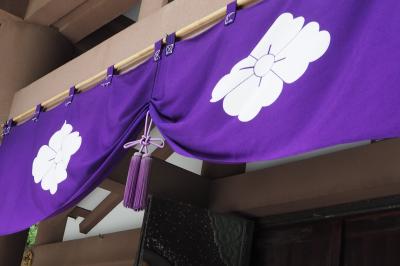 皇大神宮　藤沢　深い茂みの木々におおわれた静かな神社さん