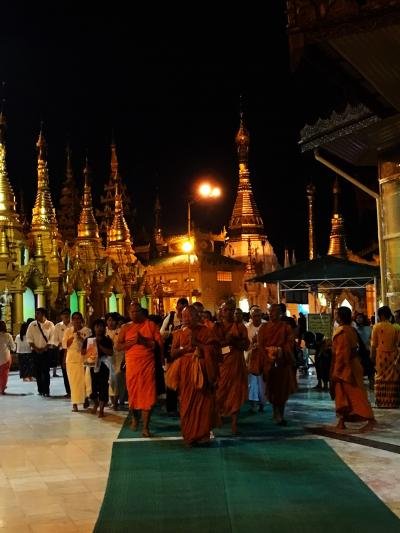 雨期の終わりのミャンマー（ヤンゴン）