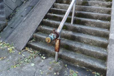 階段の手すりは防火用水管