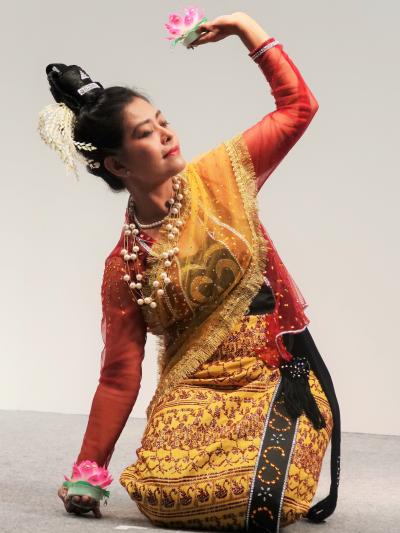 ツーリズムEXPO-10  ミャンマーa　少数民族舞踊 多民族国家で ☆蓮の花を抱く優雅な舞