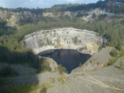 今は昔　フローレス島の三色火山湖