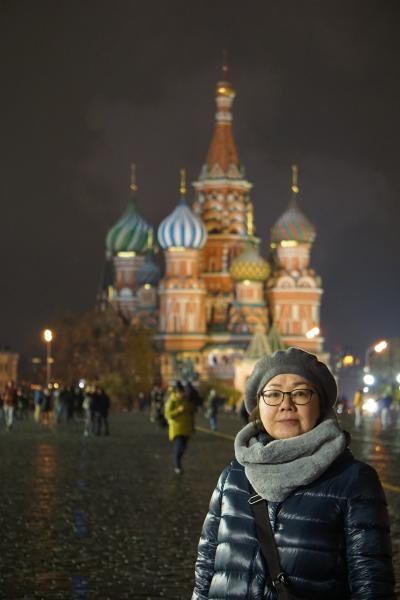 初冬のロシア旅（４）モスクワ・シーケンス　ライトアップされた赤の広場に感動し、グム百貨店を彷徨い革命広場に面したレストランでディナー。