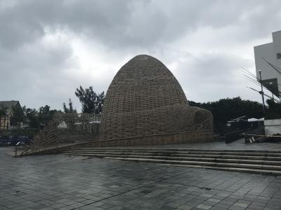 雨の台北、美術館改装中のため北投図書館へ。