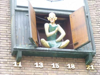 ドイツの秋：26旧市街の縁起物二つ：“金貨をひり出す男”の像と仕立屋シュナイダーの像