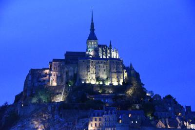 妖しく輝くモンサンミシェルの夜景