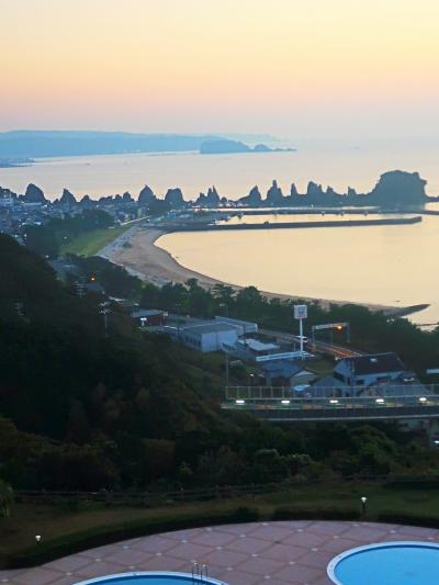 串本・橋杭岩a  全景=南紀串本ロイヤルホテルから　☆大小約40の奇岩が850mも連続