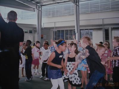 6才と4才の娘がケアンズの私立小学校と幼稚園に留学③。ダンスパーティー♪。小学校留学で注意したいこと。