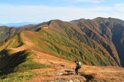 電車・バスで行く紅葉の朝日連峰縦走登山（1泊2日　以東岳～大朝日岳）