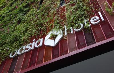 駐在のついでに 【その68】 “Oasia Hotel Downtown  Singapore” は、蔦のからまる不思議な感じのホテルでした！