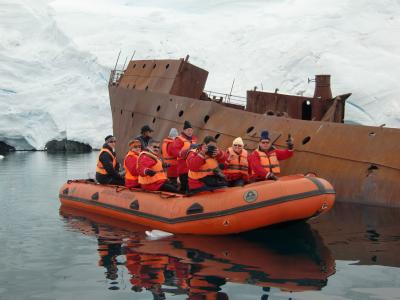Antarctic Dream号<空キャビン利用>で南極へ　エンタ－プライズ島付近の廃船の残骸へ　　No4