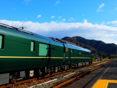 海が目前に迫る東浜駅では停泊中の瑞風（Mizukaze）に