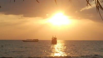 シアヌークビルのビーチで何もしない日々……毛抜きはしたけどぉ♪by オキャマ一人旅♪