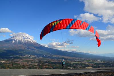 山梨県・富士五湖方面へ =6.富士を背に飛び立つパラグライダー=2017.11.19