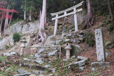 2017秋、滋賀の日本百名城(2/15)：観音寺城(2/7)：観音正寺、路傍のお地蔵さん、紅葉