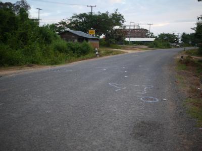 ラオス、セコンの街で大バイク事故。突っ込んできたラオスの酔っ払いは15m吹っ飛び、私は9m吹き飛んだあぁ。痛え、馬鹿(T_T)/。担ぎ込まれた病院で天使に出会った。青年海外協力隊の看護士さん。誠にありがとうございました。今、長期滞在となったセコンの街を楽しんでいます。