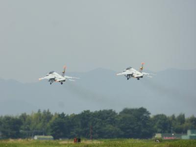 ２０．臨済宗のお寺を巡る浜名湖１泊　エアパーク 航空自衛隊 広報館その１　屋外展示　Ｋａｗａｓａｋｉ Ｔ－４練習機の離陸