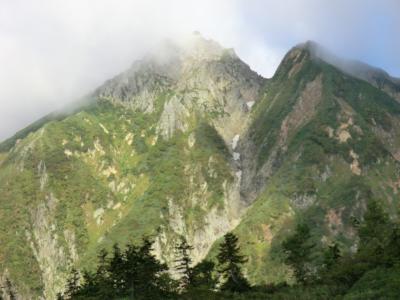 山旅紀行‥北アルプス後立山連峰 五竜岳・その4.五竜山荘から標高差950m！遠見尾根を下山する