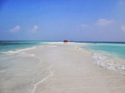 海から時々姿を現すサンド・バンク(砂の島)と、ラグジュアリー・ヨットのモルディブ