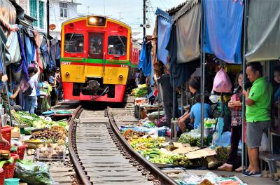 タイ　ローカル線にのってメークロン市場へ　線路上の市場でアメージング・タイの真髄を味わう　オッサンネコの一人旅