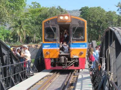 タイ　「行った所・見た所」　カンチャナブリ（カンチャナブリ駅・日本軍建立の慰霊塔・クウェー川鉄橋）