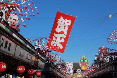 年の瀬の浅草仲見世を歩く。新年の飾り付けもお目見え、年賀切手のデザインになった縁起物を購入。