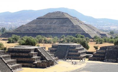 テオティワカンで太陽のピラミッドと月のピラミッドに登壇