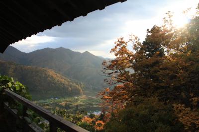 2017年秋｜新潟・山形の凸凹旅【９】-- 急に行ってみた山寺。絶壁の御堂と紅葉、硬貨の弥陀洞、芭蕉のせみ塚、等々。事前調査が必要だった。。 --