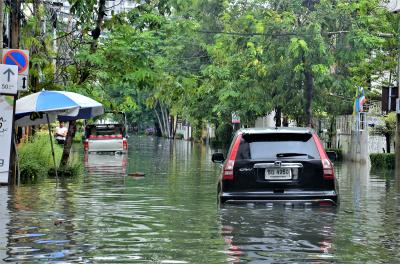 バンコク（裏）　水の民バンコキアンの憂鬱　洪水の路地を超えて「AU BON PAIN」で素敵な朝食を　オッサンネコの徒然記　