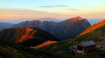 南アルプスの女王・仙丈ヶ岳で夕焼けを