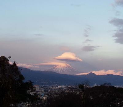 国府津海岸の朝焼けと傘雲の富士山