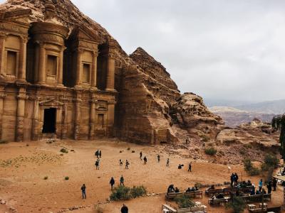 神秘の遺跡があるヨルダンに行ってきました！（険しい岩山を登りエド・ディル修道院に到着！)