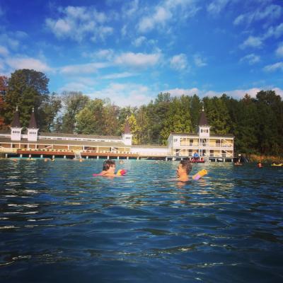 秋のハンガリー   "ヘーヴィーズ温泉湖・バダチョニワイナリー・バラトン湖"1日ツアー