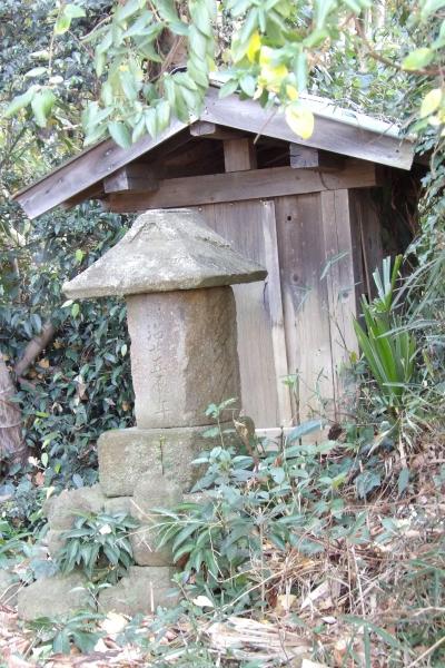 山上の石廟と祠