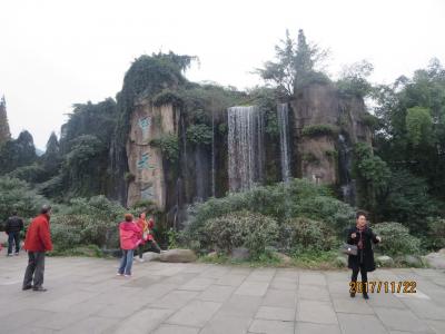 ２０１７．１１重慶・峨眉山・楽山・成都の旅～（９）重慶から峨眉山へ移動／「報国寺」「峨眉山博物館」
