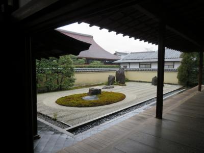 京都案内（雨の降る朝の大徳寺と龍源院）