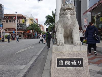 那覇港で下船。先ず目指すは，国際通り。私もいちおう観光客です。